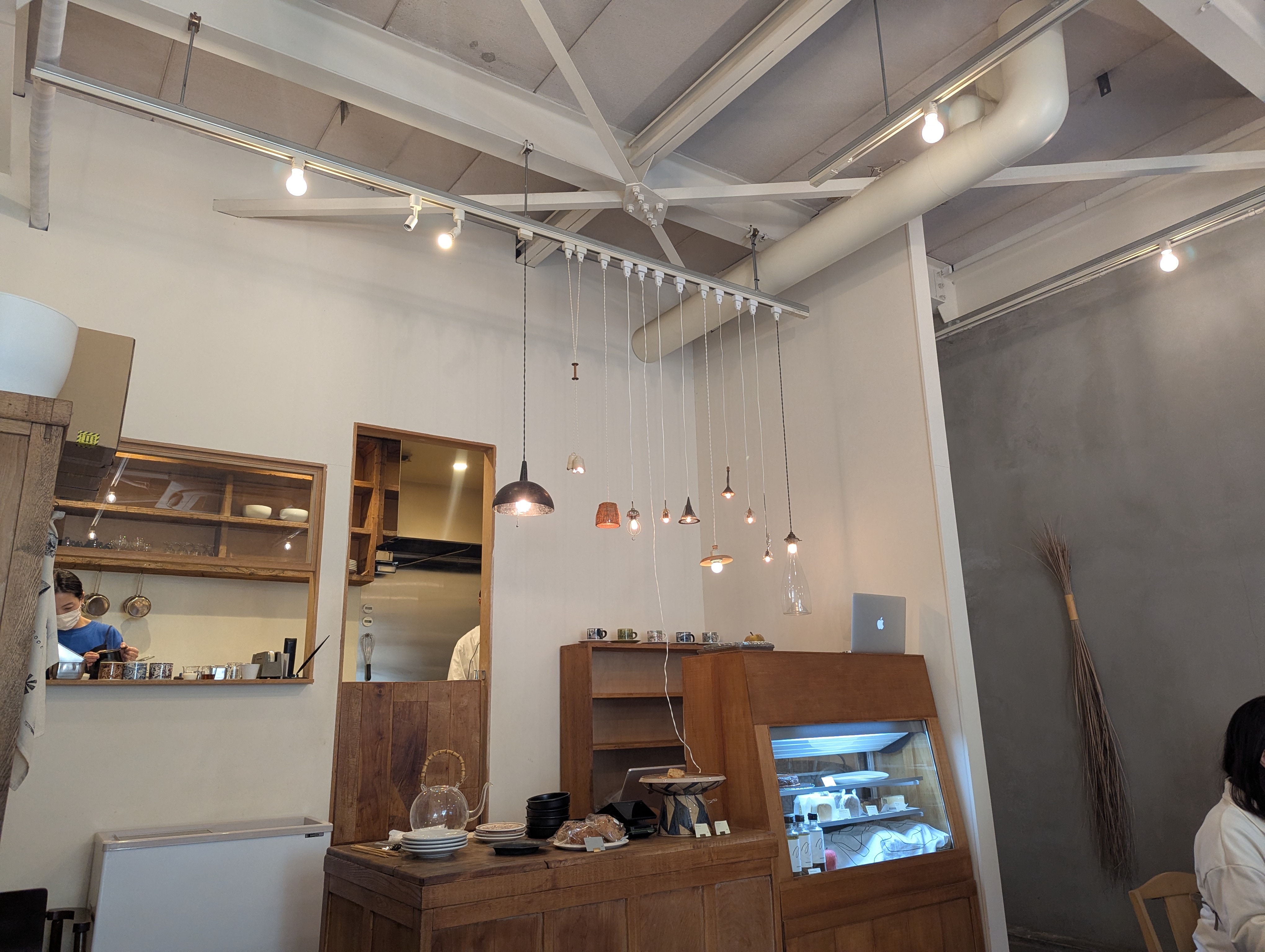 都内屈指の梅の名所・池上梅園で感じる春の到来｜関東最古の五重塔を持つ本門寺と人気の釜めしランチも