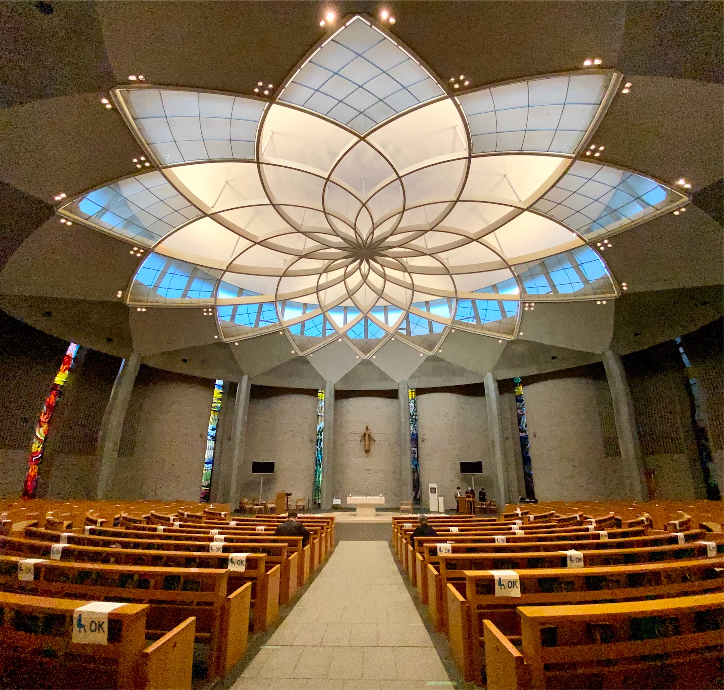 国宝の宮殿と圧巻のステンドグラスに心奪われる!名建築めぐり