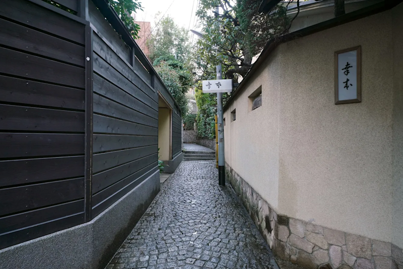 神楽坂の路地裏にひそむ、粋と美食を歩く旅|数量限定・旬菜旬魚12種のおばんざいランチ