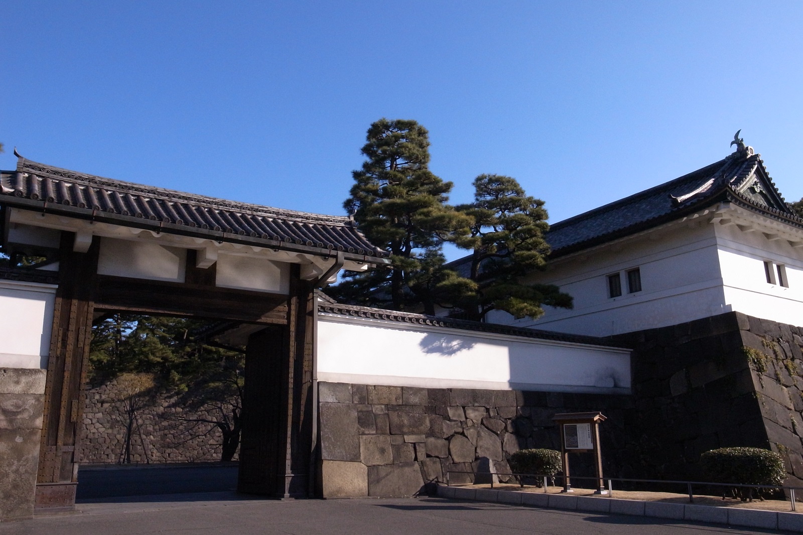 歴史と紅葉のご褒美さんぽ!徳川が築いた江戸300年の名所と「沁みるおでん出汁」を味わう|皇居編