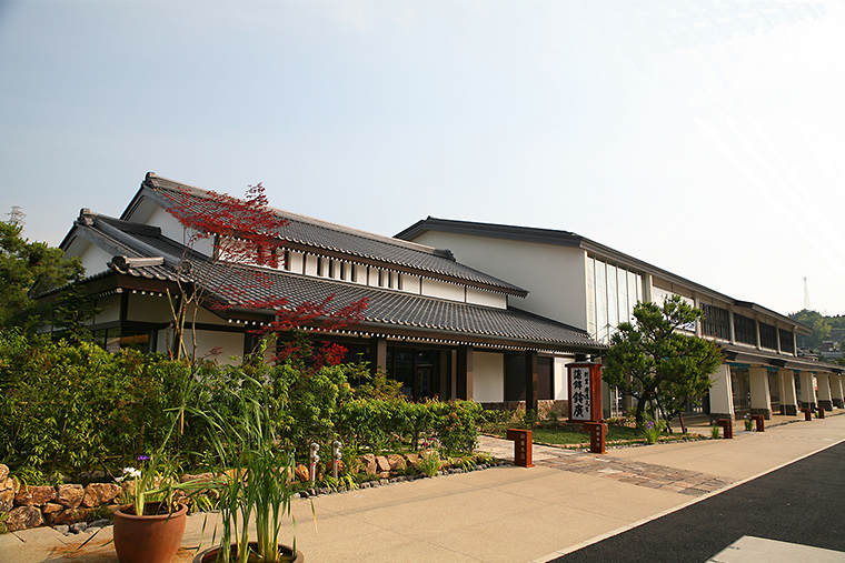 かまぼこの奥深さを探求する鈴廣かまぼこの里ツアー。職人と一緒に作る「かまぼこ作り体験」と文化財で食べるそば御膳。