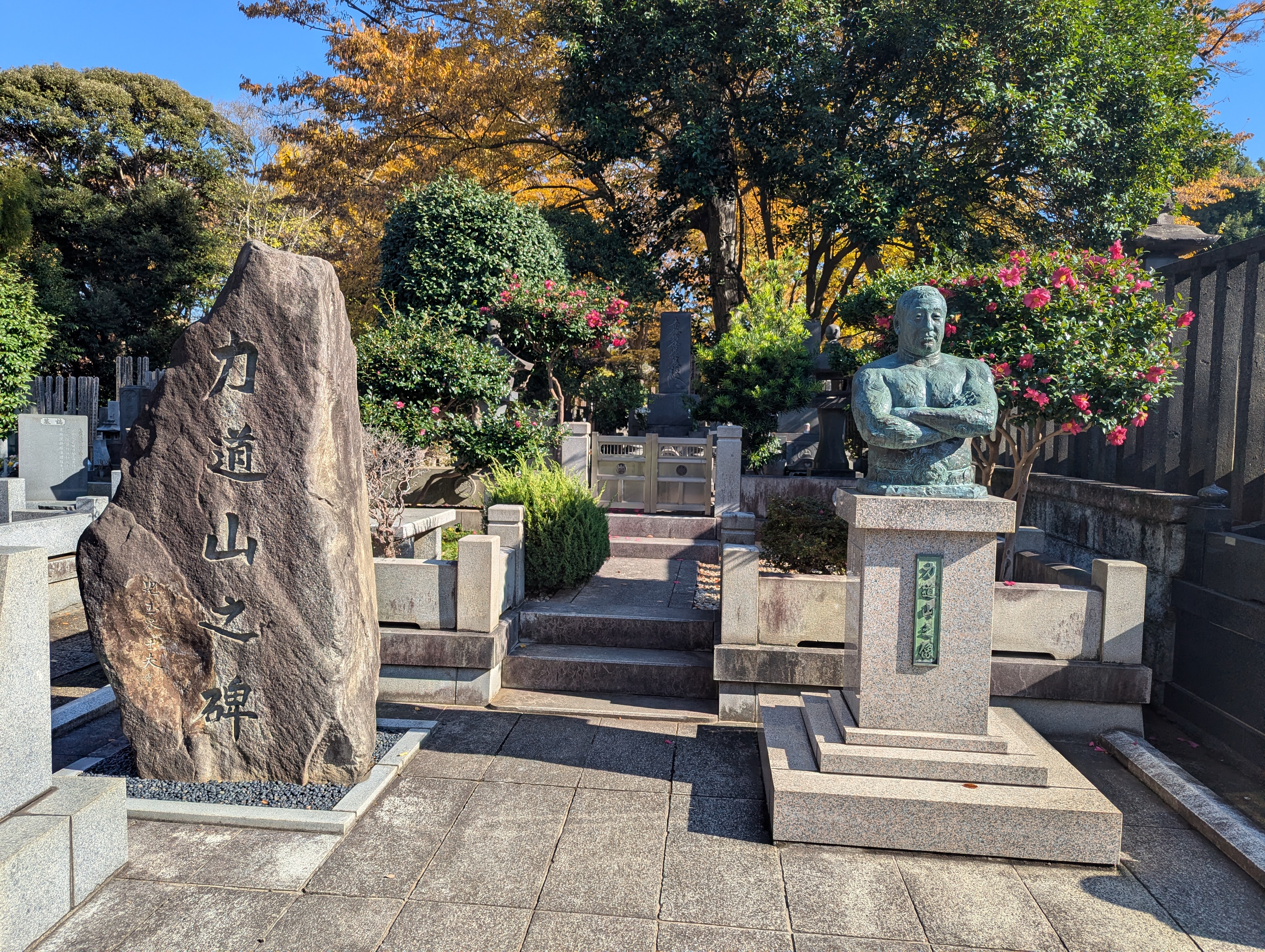都内屈指の梅の名所・池上梅園で感じる春の到来｜関東最古の五重塔を持つ本門寺と人気の釜めしランチも