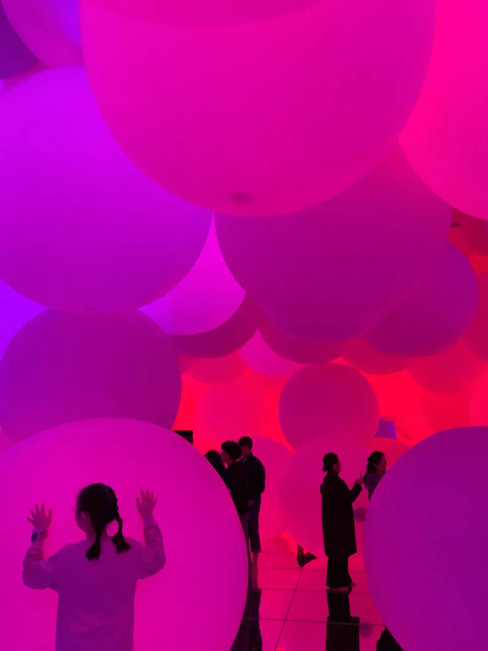 身体とアートが一体となる|チームラボ体験と都心散歩